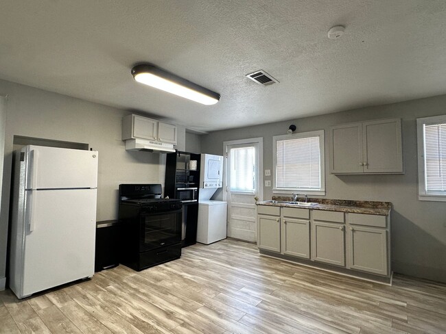 Foto del edificio - Spacious 3/2 available Near McNeese!