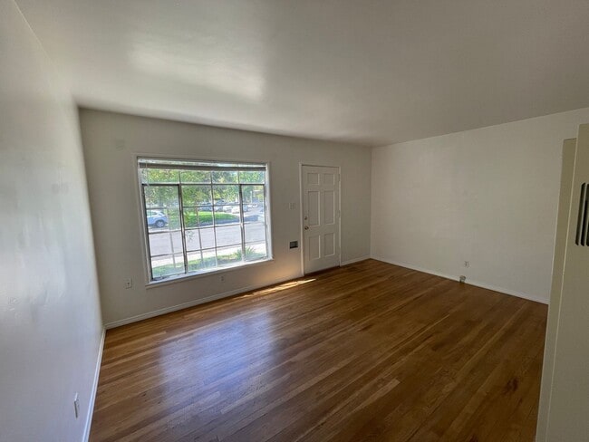 Building Photo - Charming Land Park 2/1 Apartment