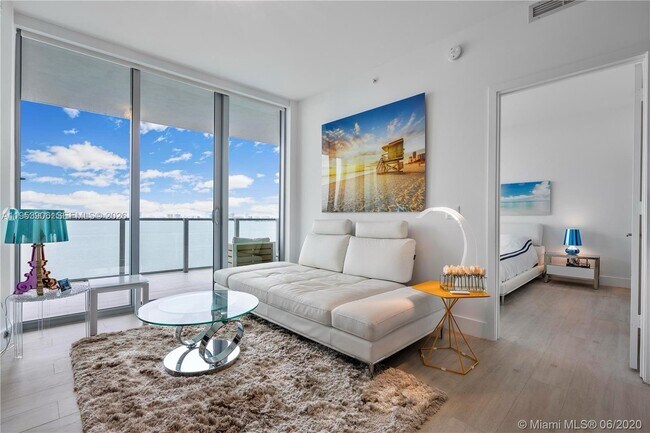 Foto del edificio - 2900 NE 7th Ave