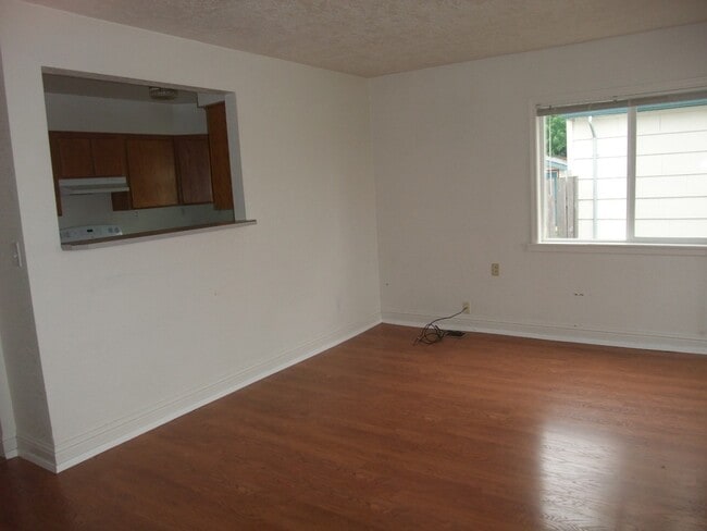 Building Photo - 3 Bedroom 1 Bath 848 Sq Ft Home In Albany
