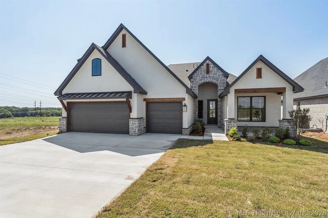 Building Photo - 5 Bed | 4 Bath House