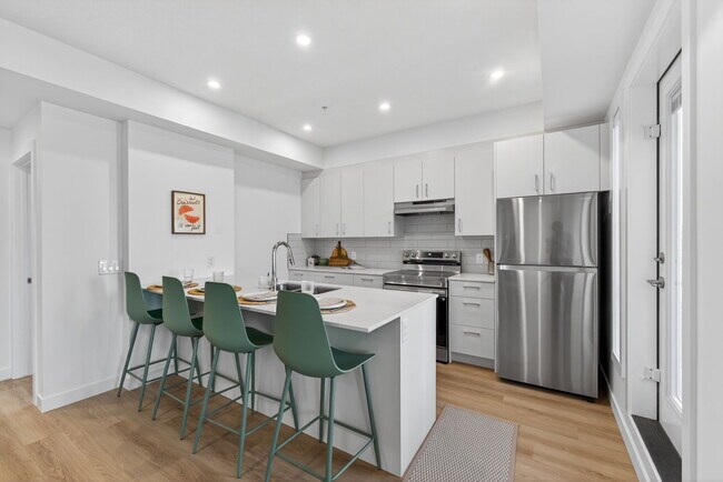 Building Photo - 517 67 Av SW