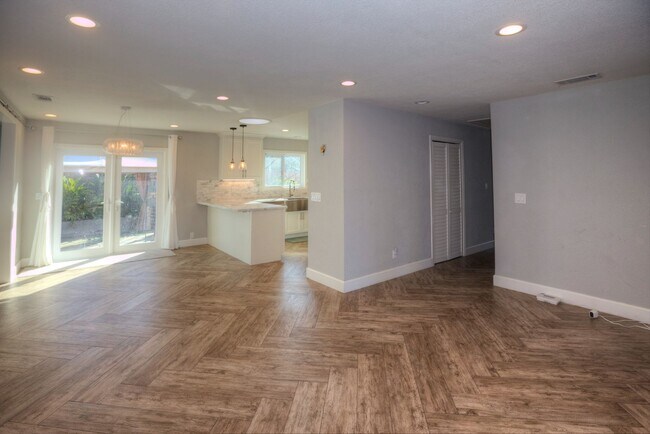 Foto del edificio - Sapcious remodeled Sundale w/ open floorplan