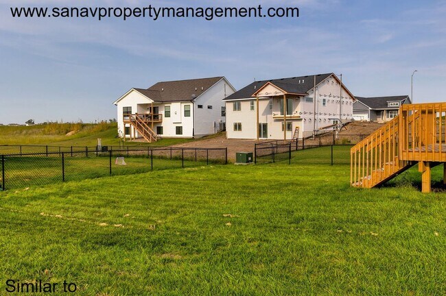 Foto del edificio - Prime Living: A Spacious Haven with Fenced Backyard in Ankeny