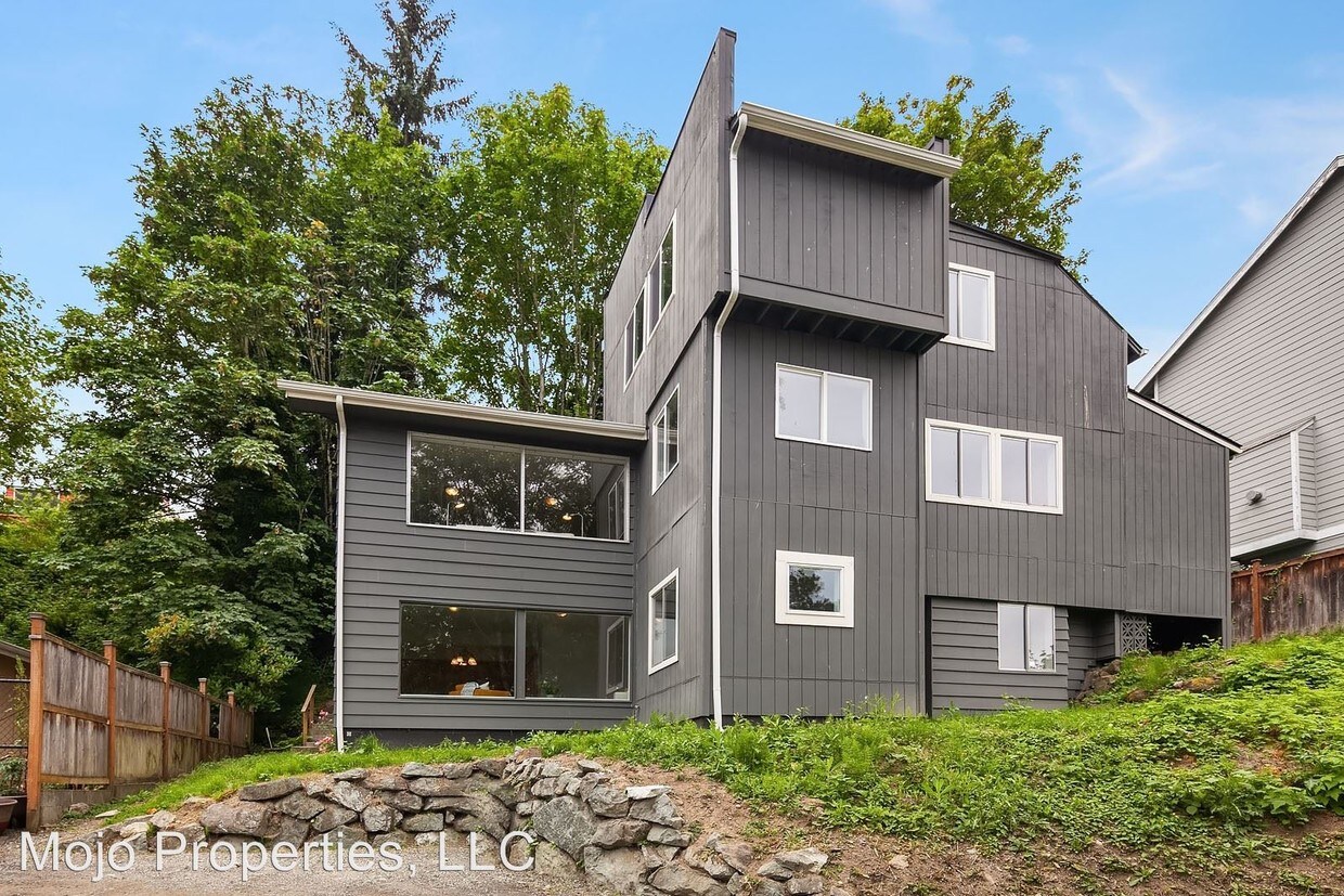 Primary Photo - 7 br, 4 bath House - 9852 Arrowsmith Ave S