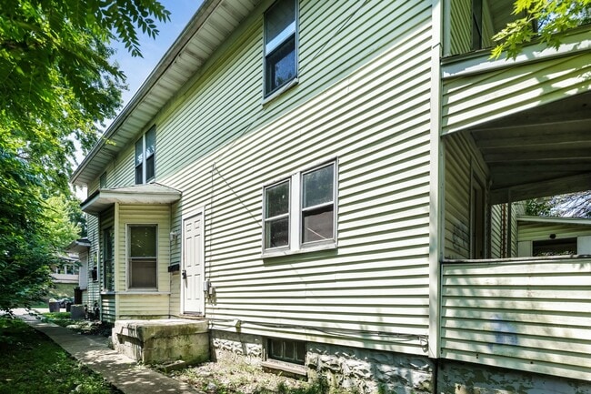 Building Photo - 1606/1608 W High St.