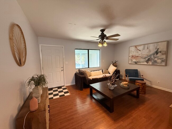 Front entrance interior - 3202 Locke Ln