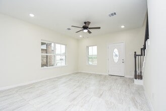 Building Photo - 2807 Topiary Ln