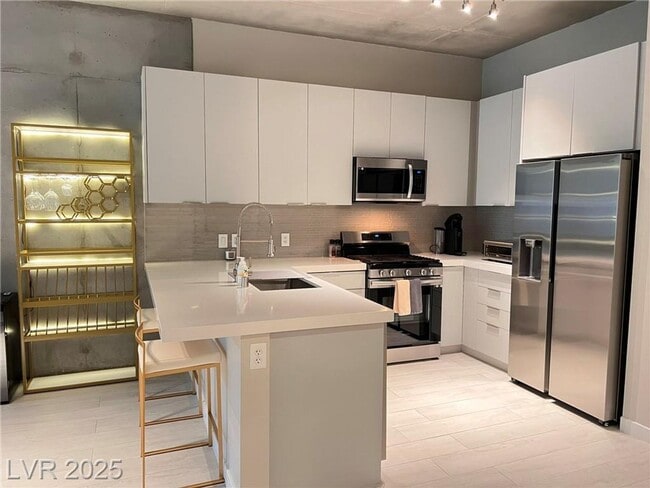 Building Photo - Gorgeous Furnished Juhl unit with direct a...