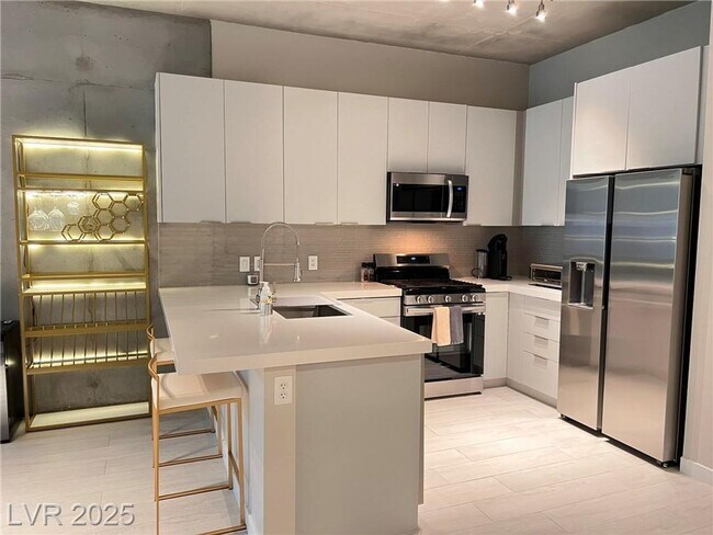 Foto del edificio - Gorgeous Furnished Juhl unit with direct a...