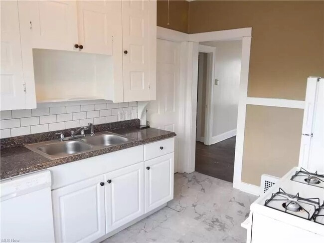 Bright kitchen with range, refrigerator, and dishwasher. - 3320 Berkeley Rd