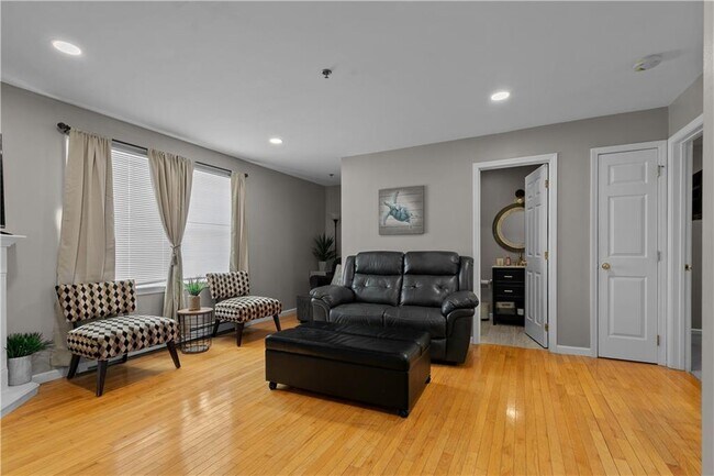 Building Photo - 231 Maple Ave