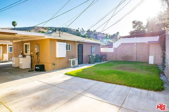 Foto del edificio - 4645 Butterfly Ln