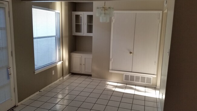 Building Photo - Sweet 2 Bedroom Townhouse!