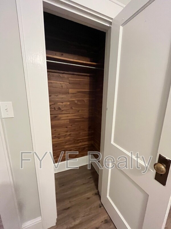 Building Photo - 409 Durbin Dr NE