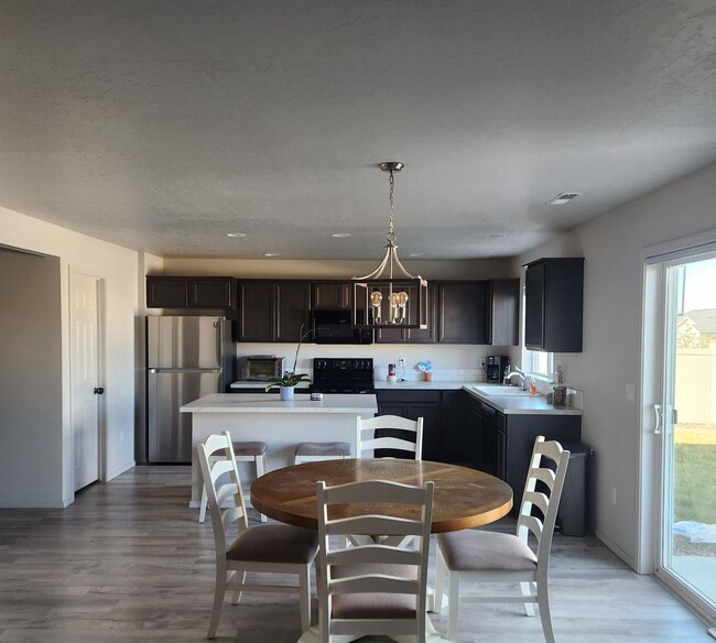 Foto del edificio - Newer 4 bed 2.5 bath Nampa home just off o...