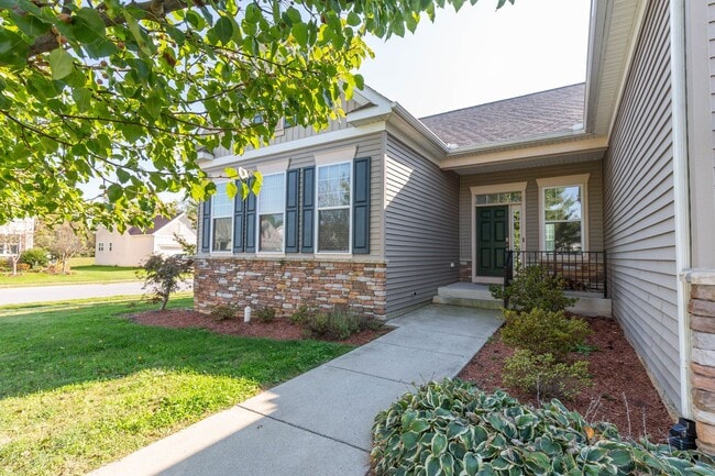 Building Photo - 4 bed, 3 bath Single Family Home in Charle...