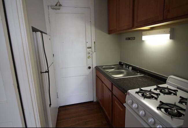 Entry/Kitchen - 836 Sherman Ave