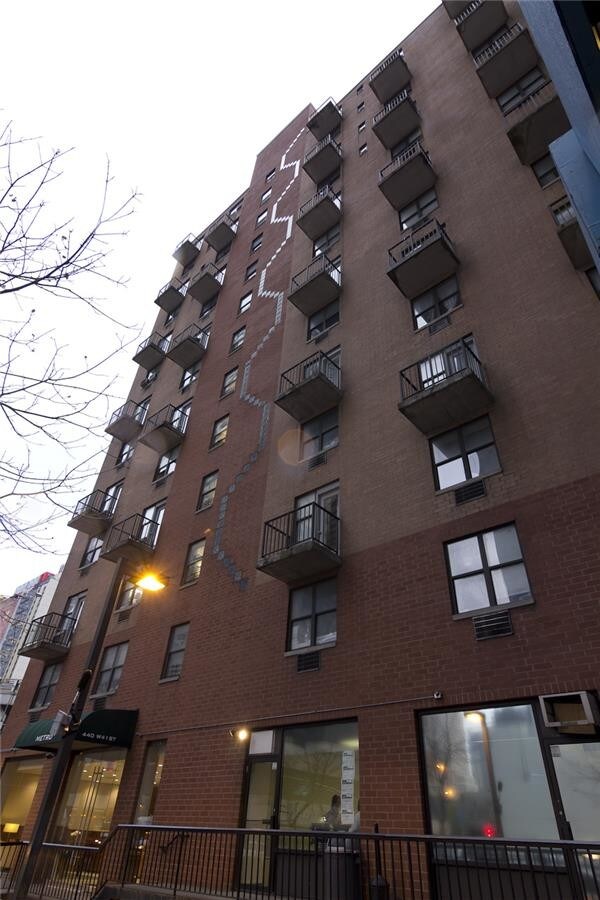 Building Photo - 440 W 41st St