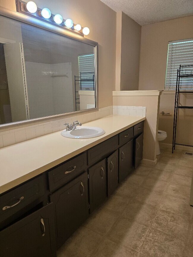 Foto del edificio - 3 bedroom 2 bath home + bonus room for lease