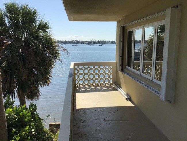 Building Photo - 4806 N Flagler Dr