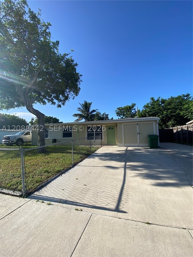 Building Photo - 6140 SW 37 Ct