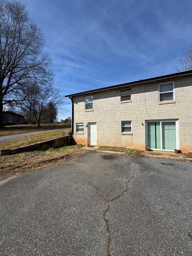 Building Photo - Spacious 2 Bedroom, 1 Bathroom Move-In Ready Apartment!