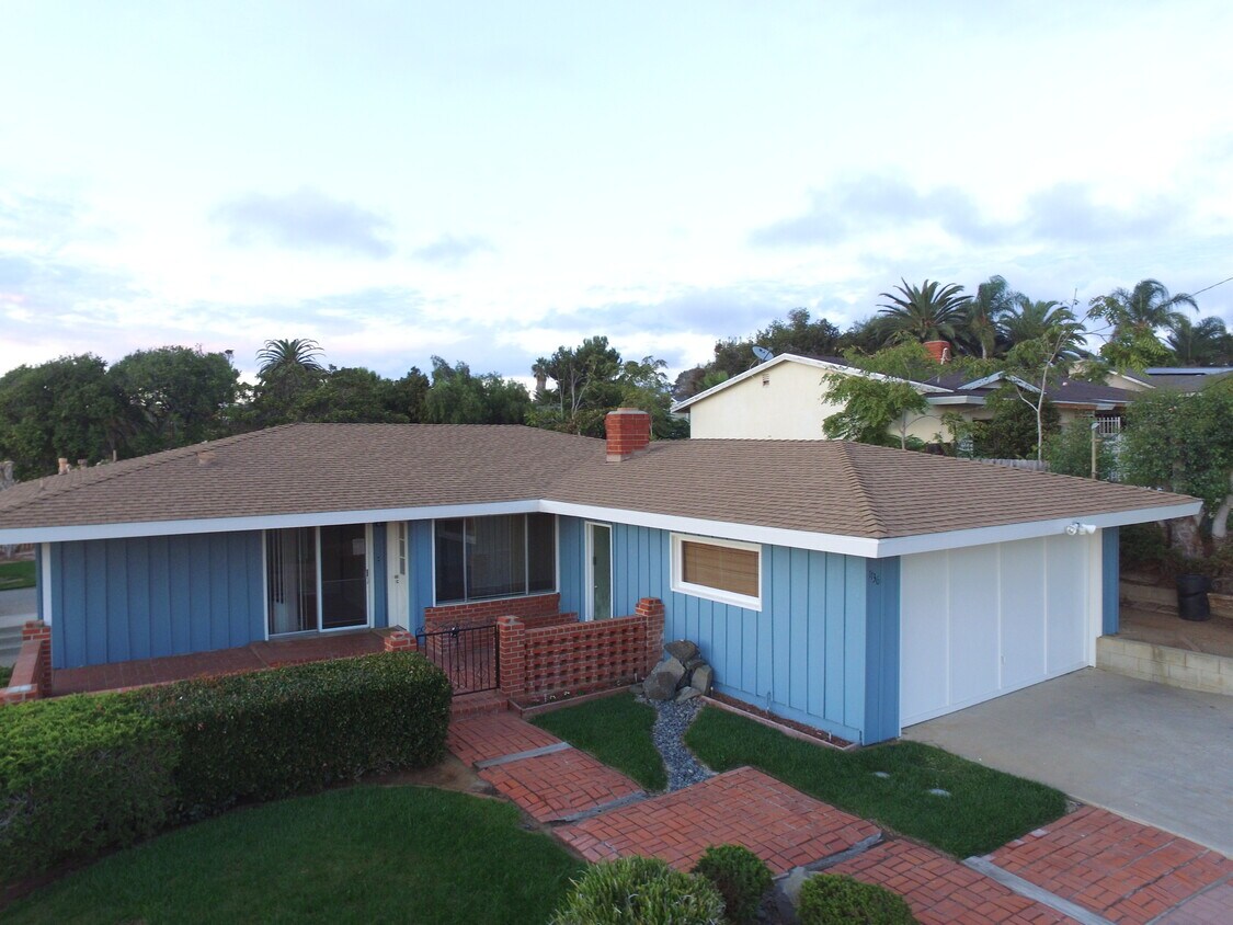 Primary Photo - 1136 Larkspur Ln