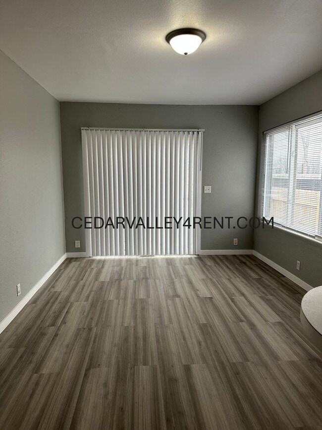 Foto del edificio - 1821 Forest Ave