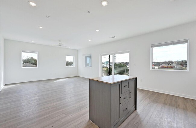 Foto del edificio - 100 Mockingbird Ln W