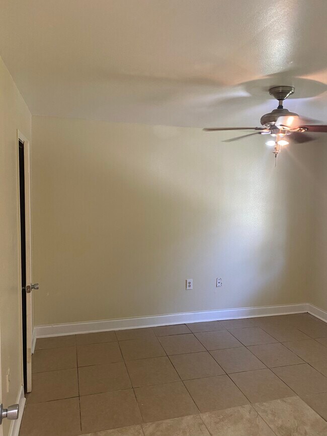 Foto del edificio - 8703 Dinkins St