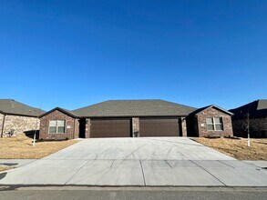 Building Photo - 442 Rineel Ave