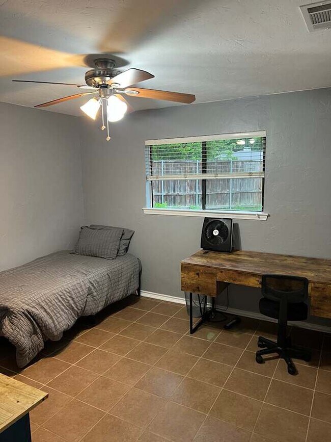Foto del edificio - 2103 Heather Hill Ln