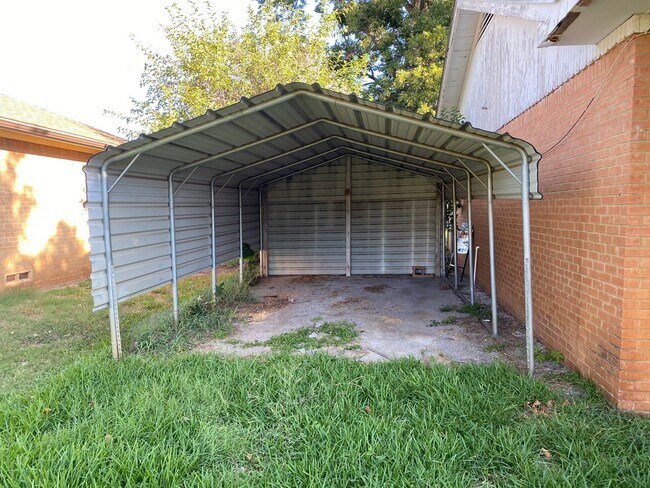 Building Photo - 2 bed 1 1/2 bath