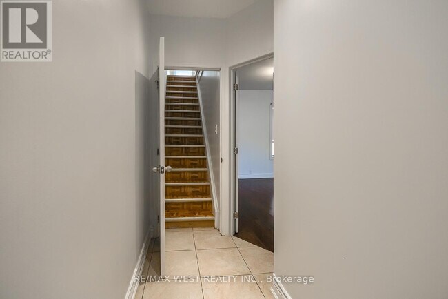 Photo du bâtiment - 108 Armstrong Ave
