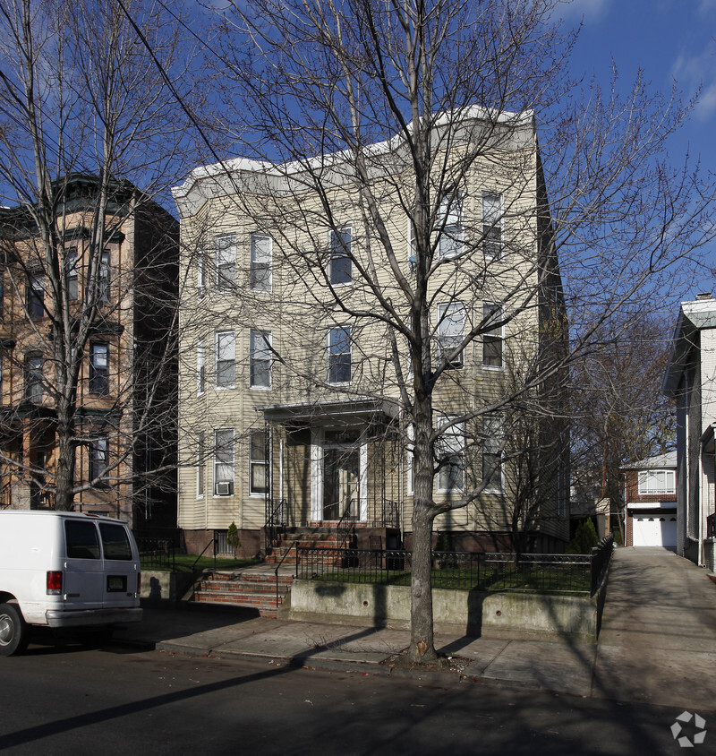 Building Photo - 94-96 Manhattan Ave