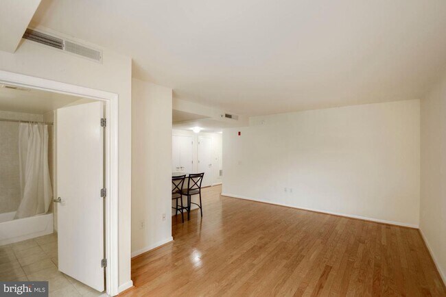 Foto del edificio - 355 I St SW