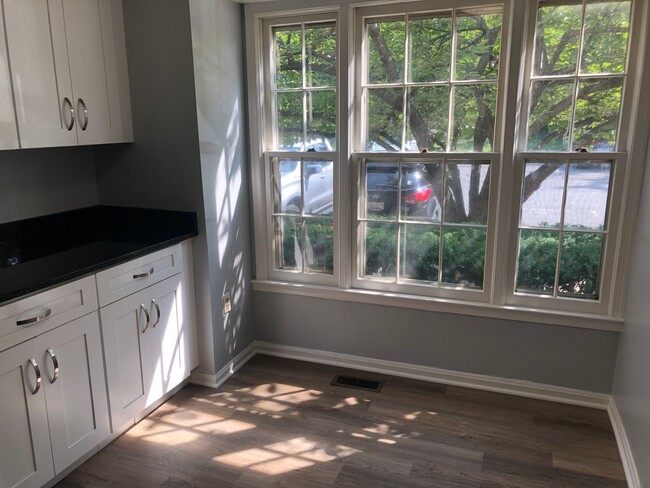 Building Photo - Updated Townhome Close to METRO