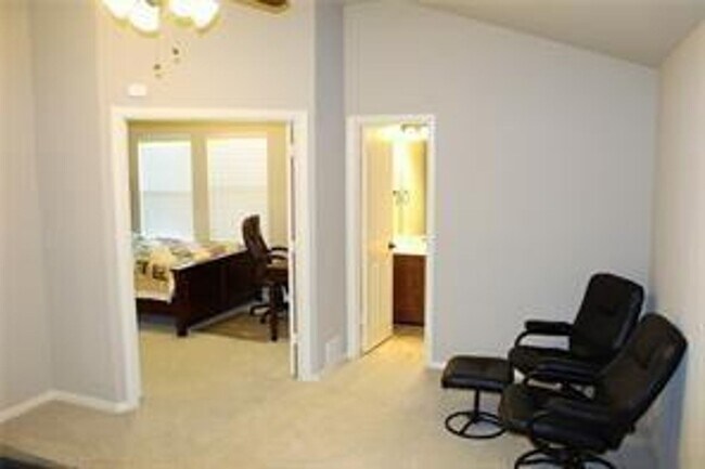 Foto del edificio - Great Location, available NOW!