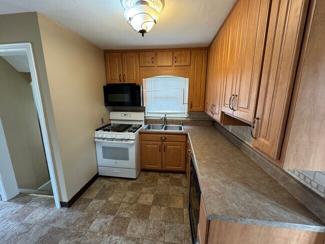 Foto del edificio - Charming 3 Bedroom Home With Fireplace and 2-Car Garage in Moline!