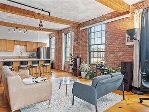 Building Photo - 407 Pine St