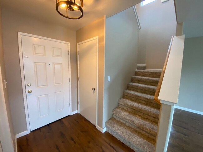 Foto del edificio - Spacious Two Story Home in SW Visalia comi...