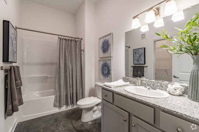 2 habitaciones, 2 baños, 926 pies cuadrados, baño principal - Lakeland Town Square