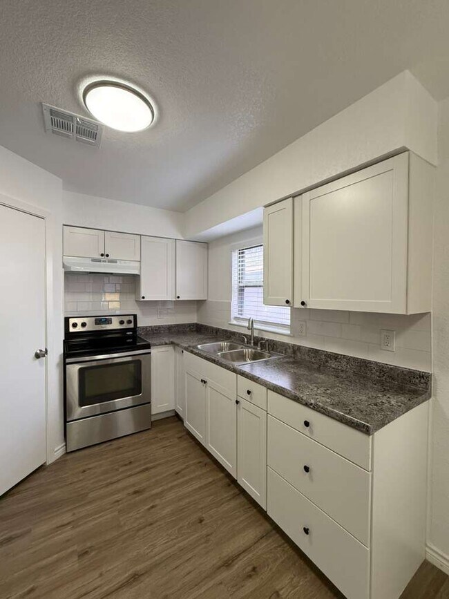 Foto del edificio - 5222 Tom Stafford Dr