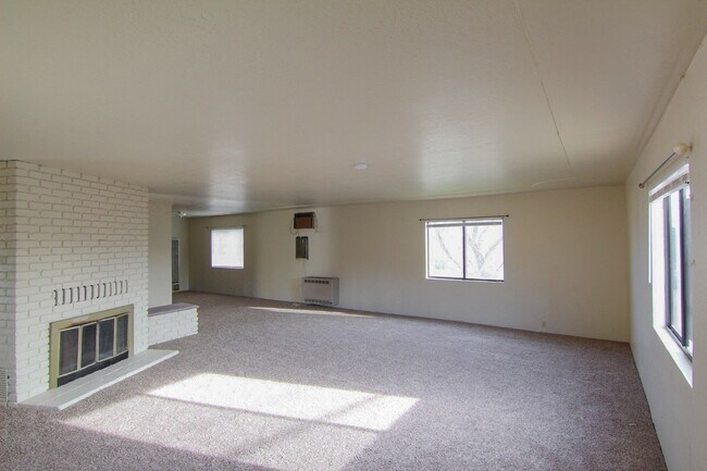 Foto del edificio - MOVE IN SPECIALL!!! $500 OFF FIRST MONTH'S...