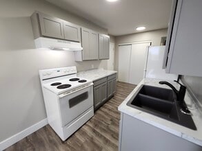 Building Photo - 546 Martha Ave