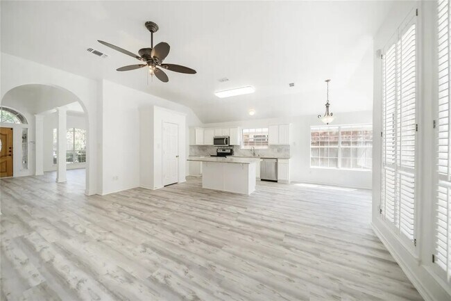 Foto del edificio - 4824 Holly Berry Dr