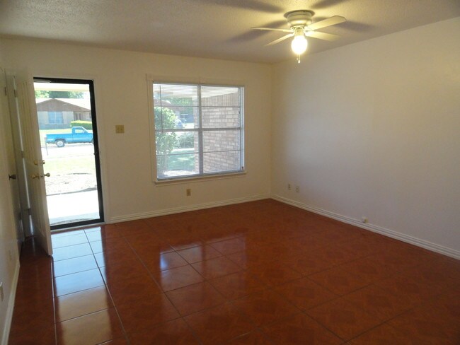 Building Photo - 3011 Cypress Dr