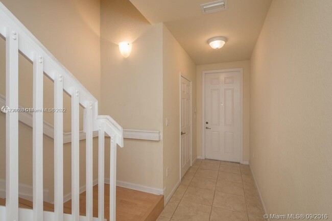 Building Photo - 219 Las Brisas Cir