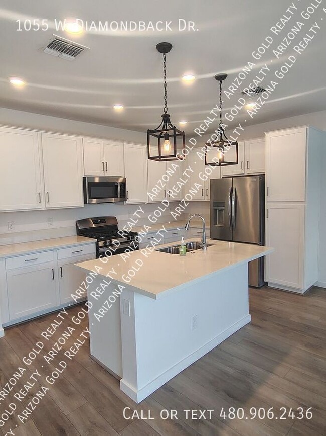 Foto del edificio - 1055 W. Diamondback Dr.